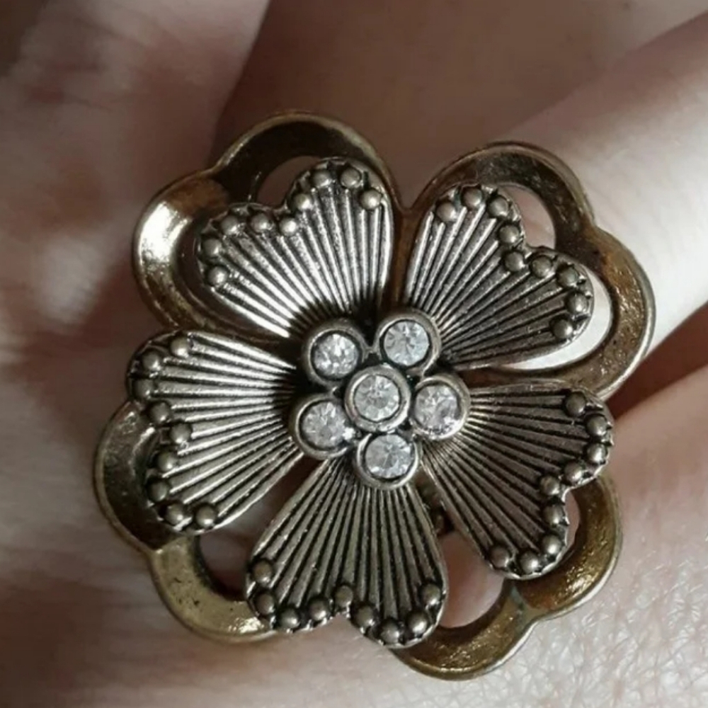 Pretty bronze stretch flower ring.